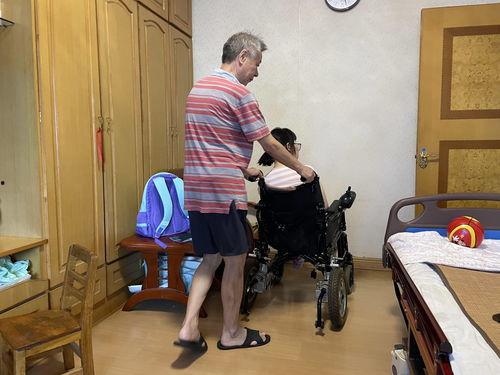 针管轮椅猜明星,揭秘轮椅上的明星风采