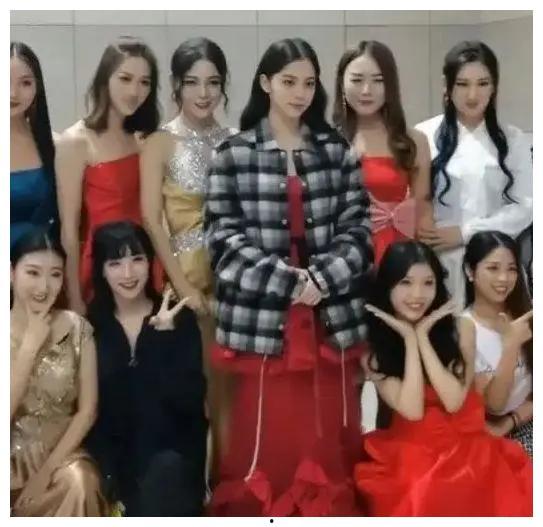 网红 合照,星光熠熠，共绘网络新篇章