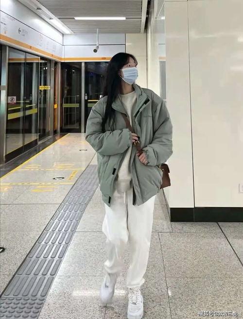 网红小熊款羽绒服女,时尚保暖新宠，女生必备单品