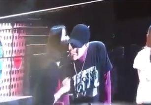 薛之谦现场吃瓜,趣味互动引粉丝狂欢